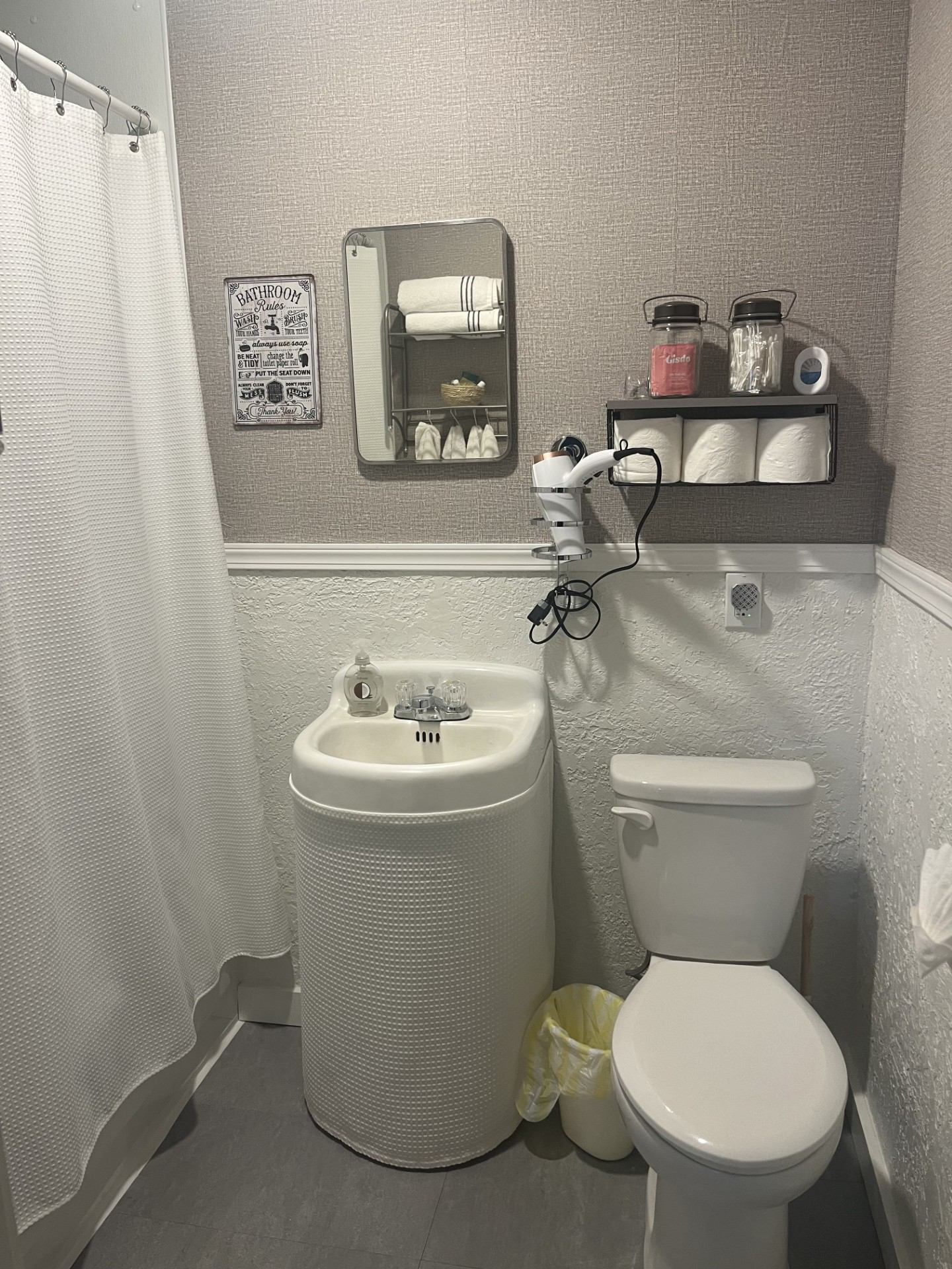 Private bathroom at McCabe's On Main lodging in Pomeroy, Washington