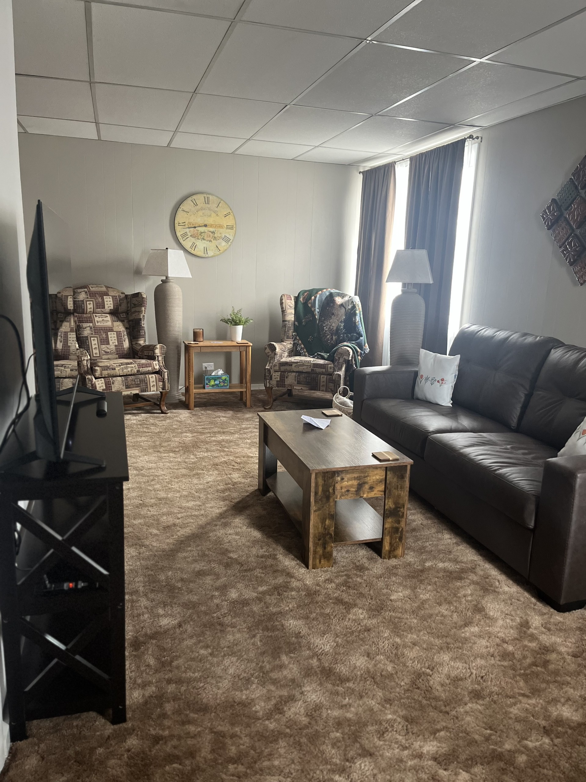 Living room with seating and TV at McCabe's On Main in Pomeroy, Washington